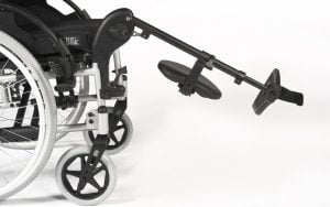 Silla basculante Breezy RELAX2, reposacabezas acolchado, soportes de tronco, cuña abductora y ruedas antivuelco.