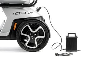 Batería de iones de litio con larga vida útil garantizada. Scooter SCOOZY C. Batería de iones de litio con larga vida útil garantizada.