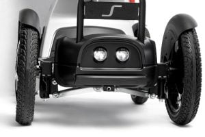 Scooter SCOOZY. El sistema de dirección limitado y los focos situados en altura lo protegen.
